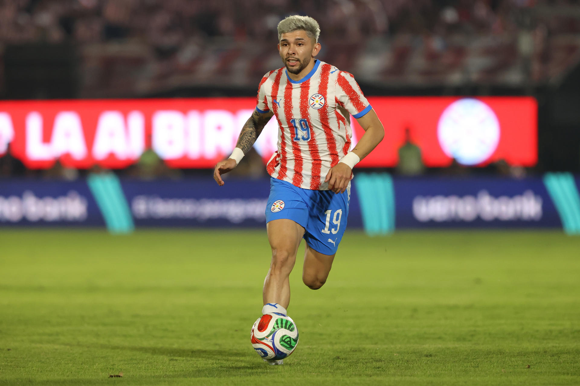 Fotografía del 5 de junio de 2026 en la que se observa a Julio Enciso, de Paraguay, al controlar un balón en un partido amistoso entre Paraguay y Nicaragua previo a la Copa Mundial de Fútbol 2026 en el estadio Defensores del Chaco en Asunción (Paraguay). EFE/ Juan Pablo Pino
