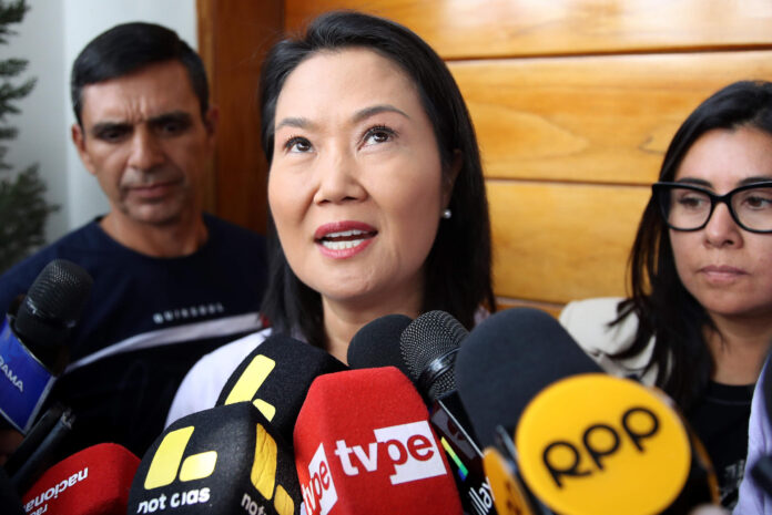 La candidata derechista a la Presidencia de Perú, Keiko Fujimori, habla a la prensa en Lima (Perú). EFE/Paolo Aguilar
