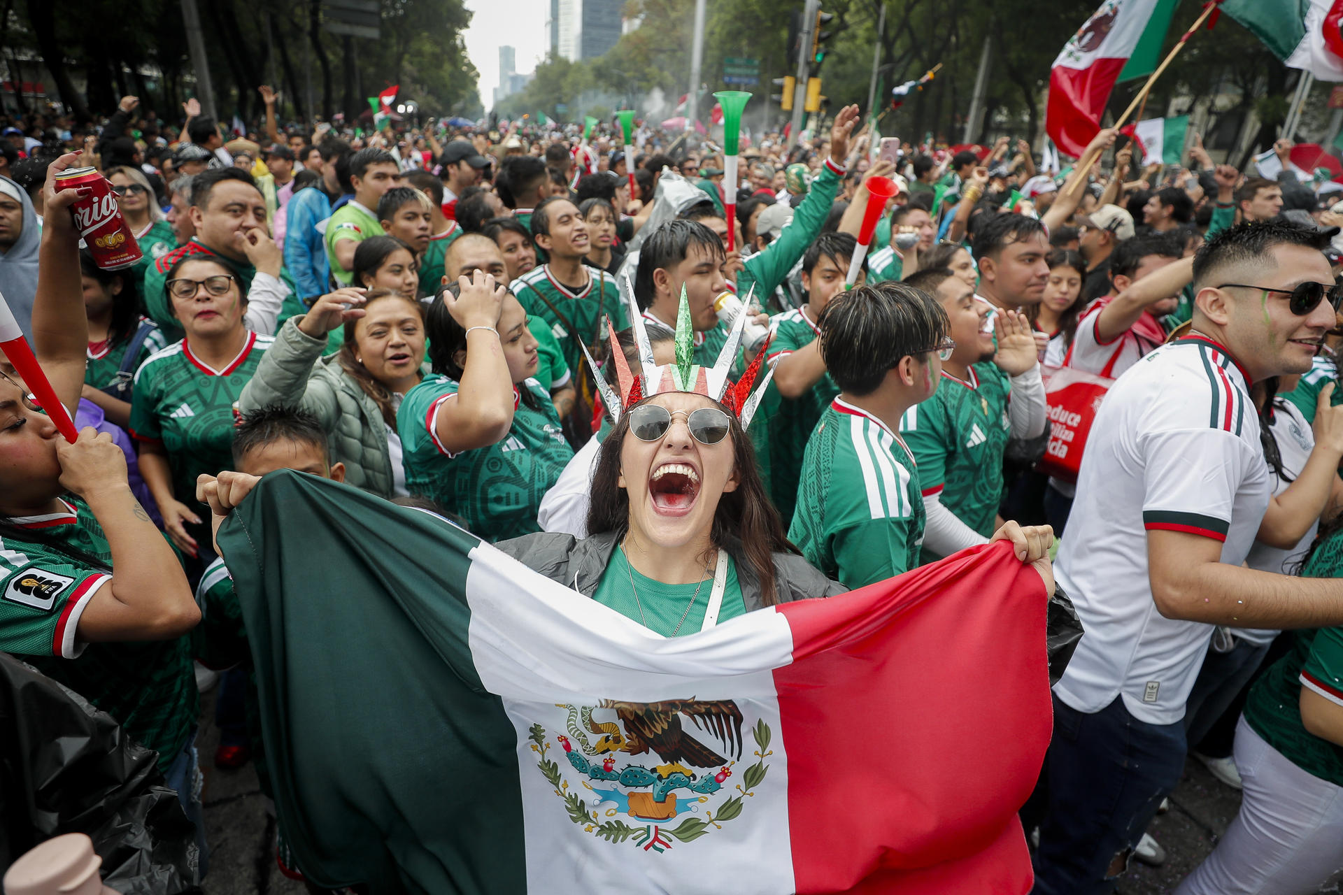 Aficionados celebran este jueves en las calles de Ciudad de México la victoria del Tri por 2-0 sobre Sudáfrica en el partido inaugural del Mundial. EFE/Isaac Esquivel
