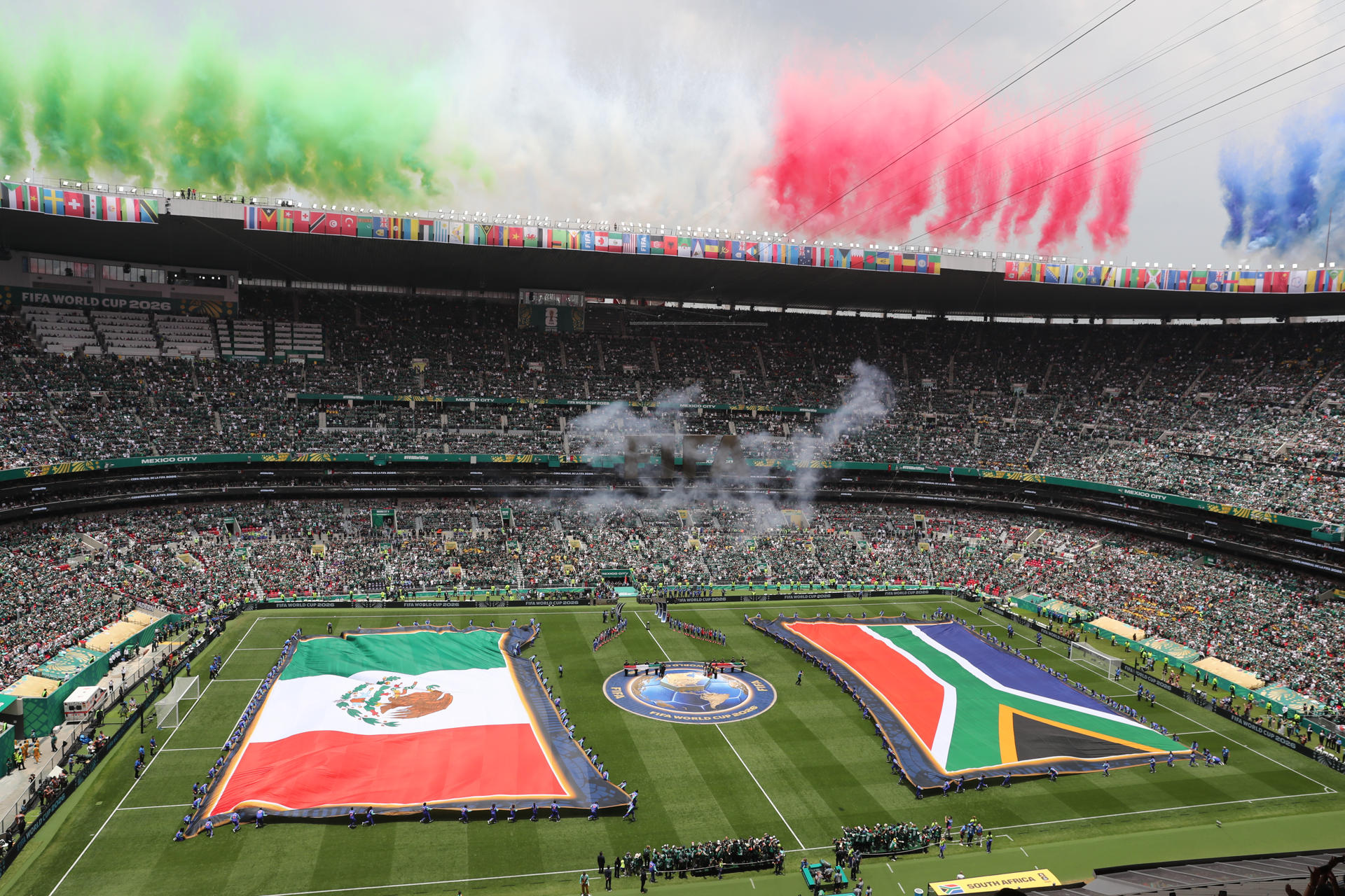 Vista del estadio Azteca a minutos del comienzo del partido inaugural del Mundial que ganó por 2-0 la ciudad de México a la de Sudáfrica. EFE/ Mario Guzmán
