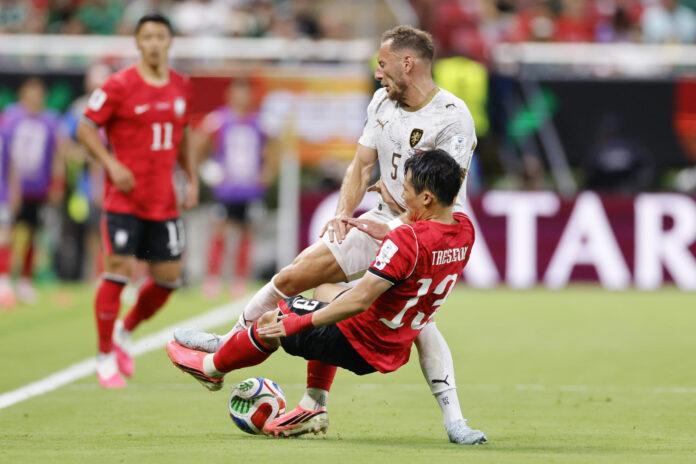 Tae-seok Lee (d), de Corea del Sur, disputa el balón con Vladimir Coufal, de la República Checa, en un partido del grupo A del Mundial de la FIFA 2026 entre Corea del Sur y República Checa en Guadalajara (México) . EFE/Francisco Guasco
