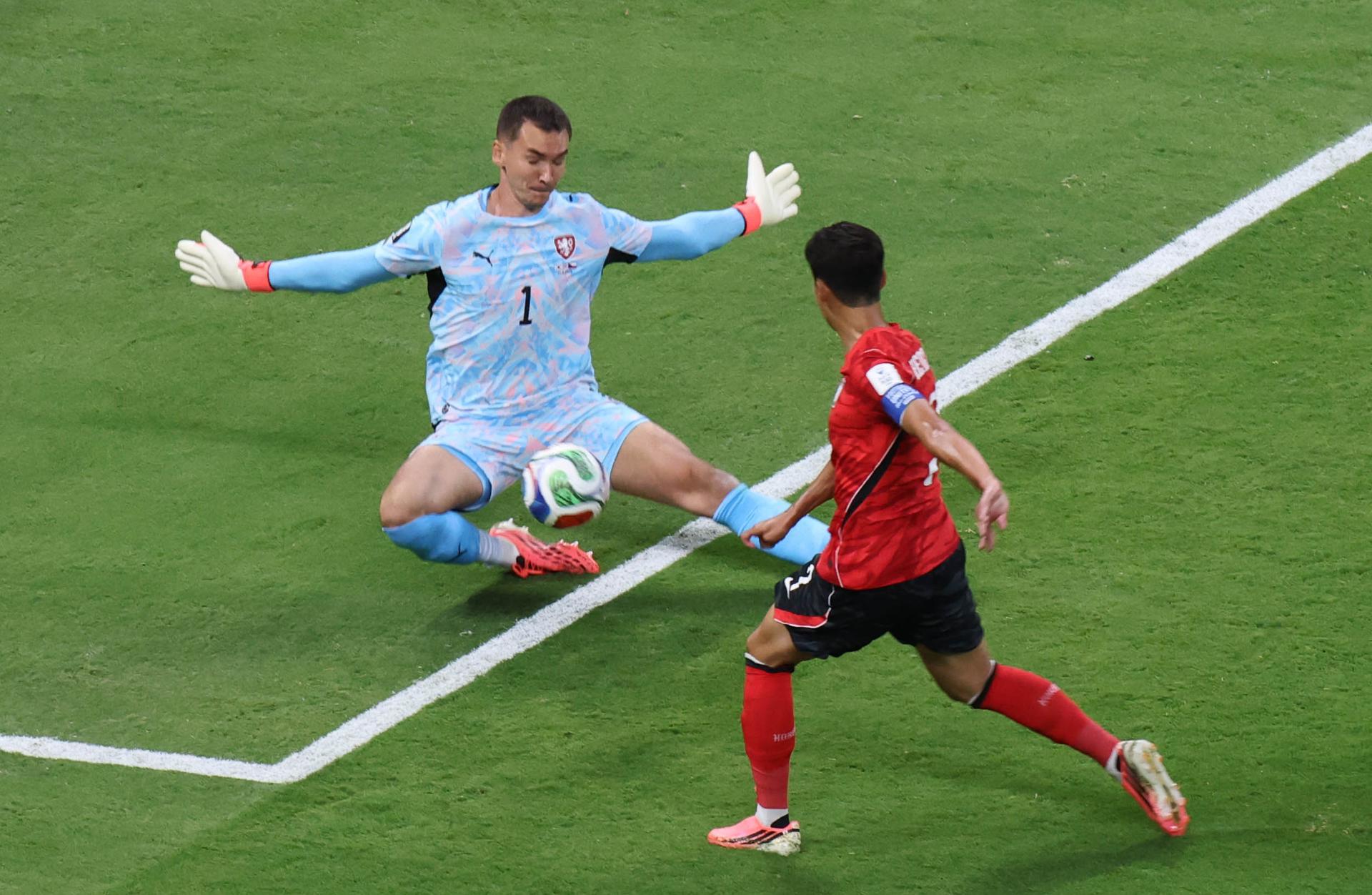 El portero de la República Checa, Matej Kovar (i), detiene un disparo del surcoreano Son Heung-min (d) durante el partido del Grupo A de la Copa del Mundo 2026 entre Corea del Sur y la República Checa en el Estadio Guadalajara en Zapopan (México). EFE/YONHAP PROHIBIDO SU USO EN COREA DEL SUR

