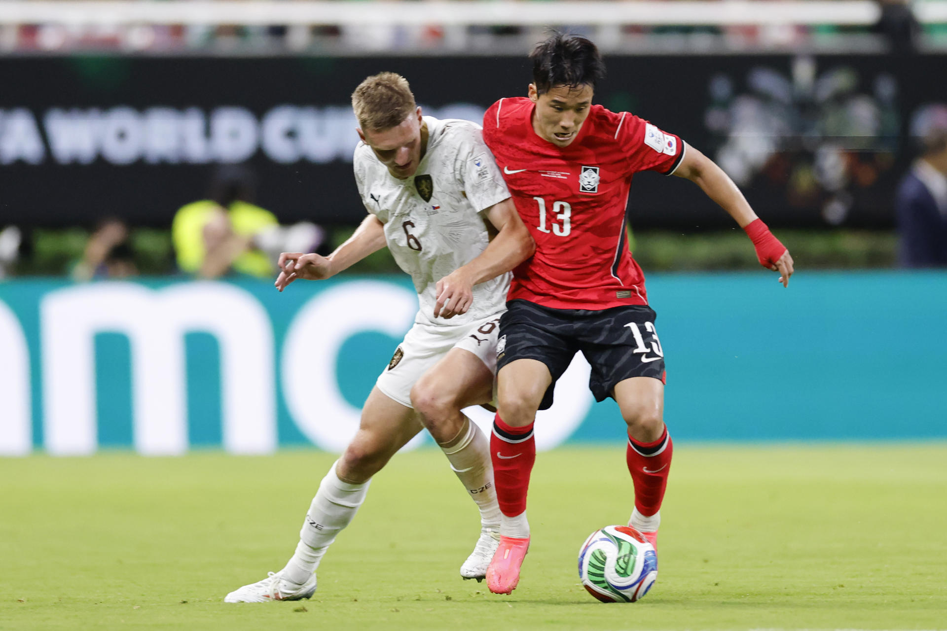 Tae-seok Lee (d), de Corea del Sur, disputa el balón con Stepan Chaloupek, de la República Checa, en un partido del grupo A del Mundial de la FIFA 2026 entre Corea del Sur y República Checa en el estadio Akron en Guadalajara (México) . EFE/ Francisco Guasco

