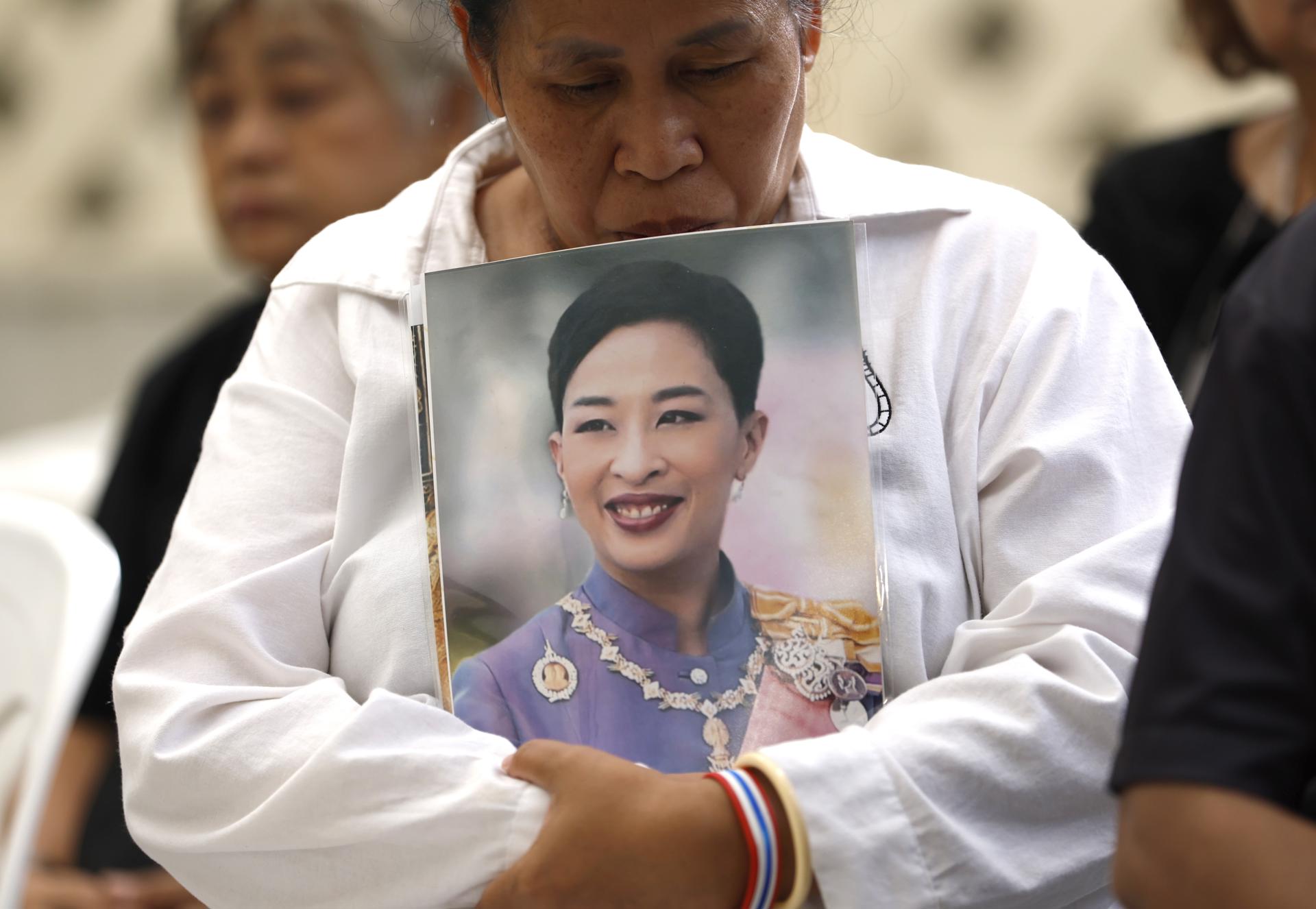 Una tailandesa sostiene una fotografía de la princesa Bajrakitiyabha, primogénita del rey Vajiralongkorn de Tailandia, quien falleció tras una larga enfermedad.
EFE/EPA/RUNGROJ YONGRIT
