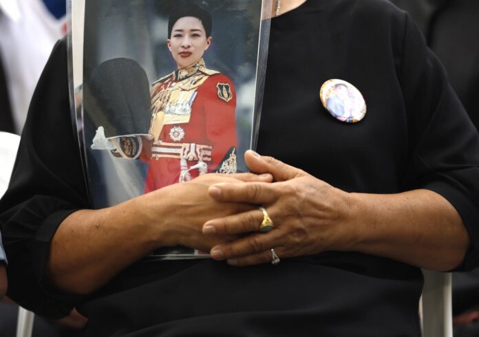 Una tailandesa sostiene una fotografía de la princesa Bajrakitiyabha, primogénita del rey Vajiralongkorn de Tailandia, quien falleció tras una larga enfermedad.
EFE/EPA/RUNGROJ YONGRIT
