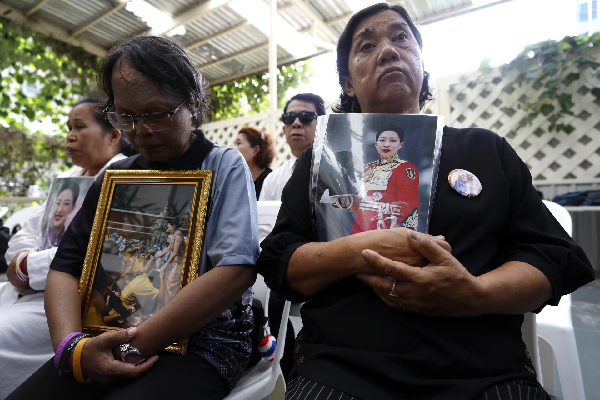 Un grupo de tailandesas congregadas frente al Hospital Chulalornkong, en Bangkok, donde falleció tras una larga enfermedad la princesa Bajrakitiyabha, primogénita del rey Vajiralongkorn de Tailandia.
EFE/EPA/RUNGROJ YONGRIT