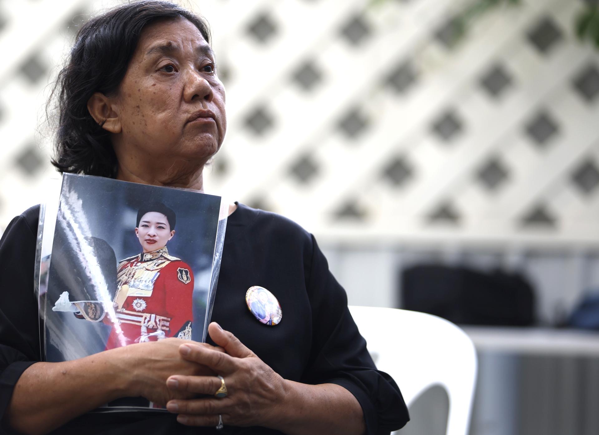 Una tailandesa sostiene una fotografía de la princesa Bajrakitiyabha, primogénita del rey Vajiralongkorn de Tailandia, quien falleció tras una larga enfermedad.
EFE/EPA/RUNGROJ YONGRIT