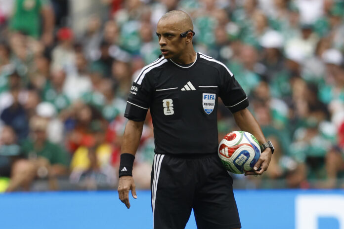 El árbitro brasileño Wilton Sampaio reacciona la final este jueves, de un partido del grupo A del Mundial de la FIFA 2026 entre México y Sudáfrica en el estadio Ciudad de México (México). EFE/ Sashenka Gutiérrez
