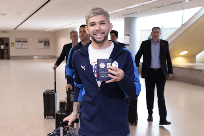 Fotografía cedida por la Asociación Paraguaya de Fútbol (APF) del jugador Julio Enciso mostrando su pasaporte a su llegada a San José (EE.UU). EFE/ Asociación Paraguaya de Fútbol (APF) /SOLO USO EDITORIAL/NO VENTAS/SOLO DISPONIBLE PARA ILUSTRAR LA NOTICIA QUE ACOMPAÑA (CRÉDITO OBLIGATORIO)
