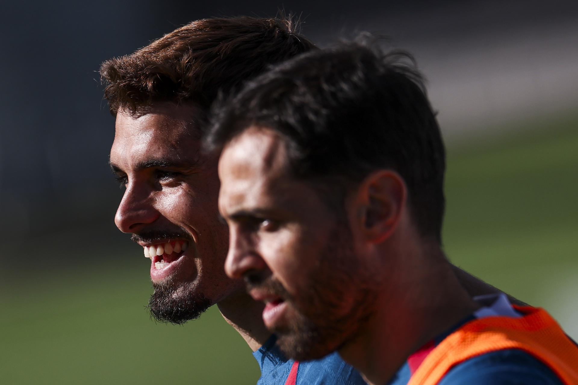 Pedro Neto y Bernardo Silva (D), de Portugal, en una sesión de entrenamiento en Oeiras, Portugal. EFE/EPA/JOSE SENA GOULAO
