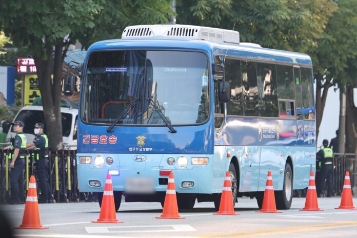 Un autobús del ministerio de Justicia donde fue traslado hasta un tribunal de Seúl el expresidente coreano, Yoon Suk-yeol.
EFE/EPA/YONHAP SOUTH KOREA OUT
