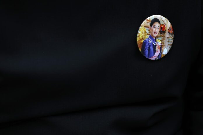 Una tailandesa con un broche donde aparece el rostro de la difunta princesa Bajrakitiyabha.
EFE/EPA/RUNGROJ YONGRIT
