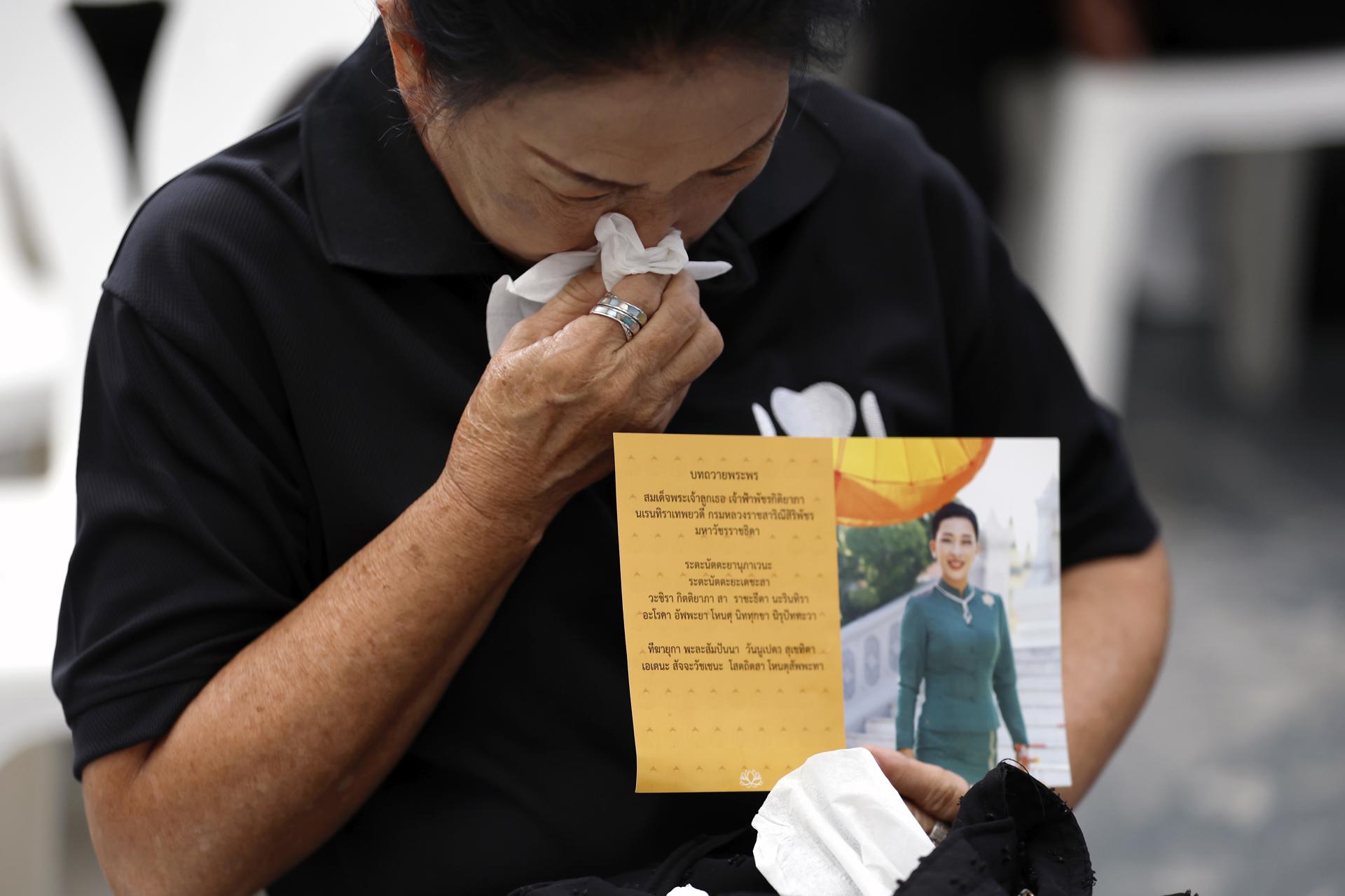 Una tailandesa llorando mientras sostiene una fotografía de la difunta princesa tailandesa Bajrakitiyabha.
EFE/EPA/RUNGROJ YONGRIT
