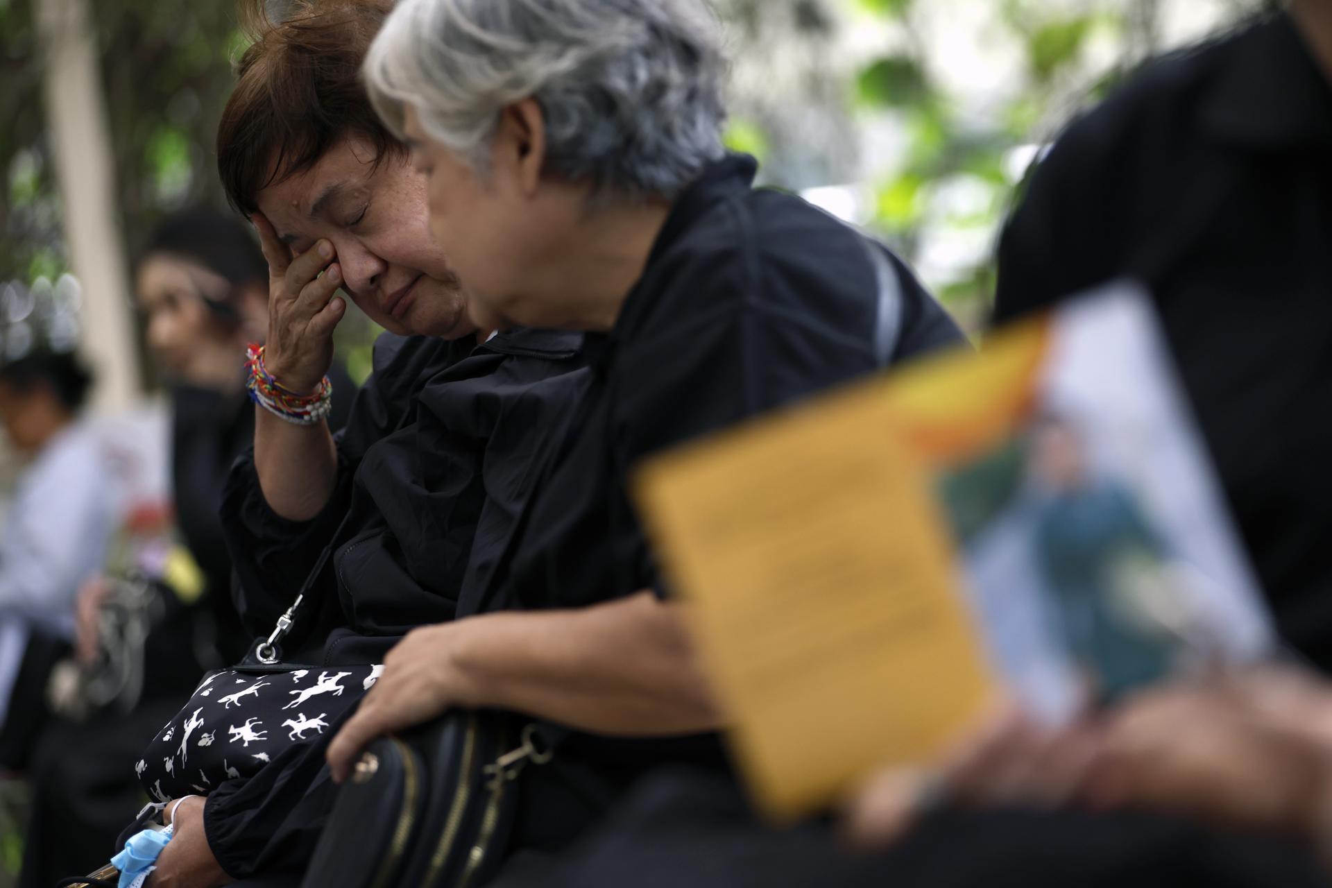 Un grupo de tailandesas congregadas en el hospital de Bangkok donde falleció la princesa Bajrakitiyabha.
EFE/EPA/RUNGROJ YONGRIT
