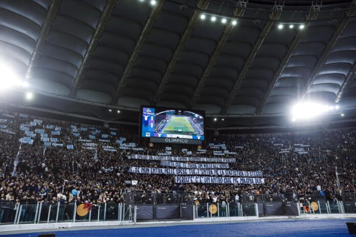 Seguidores del Lazio asisten a un partido ante el Juventus FC en Roma. EFE/EPA/ANGELO CARCONI
