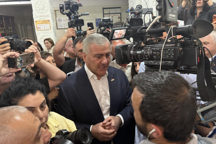 El líder de Armenia Fuerte, Samvel Karapetián, a su llegada a un centro electoral en Ereván para votar el pasado 7 de junio en las elecciones legislativas armenias, las más polarizadas de los últimos años, debido a las presiones rusas por el acercamiento del país caucásico a la Unión Europea. EFE/ Beatriz Arslanián
