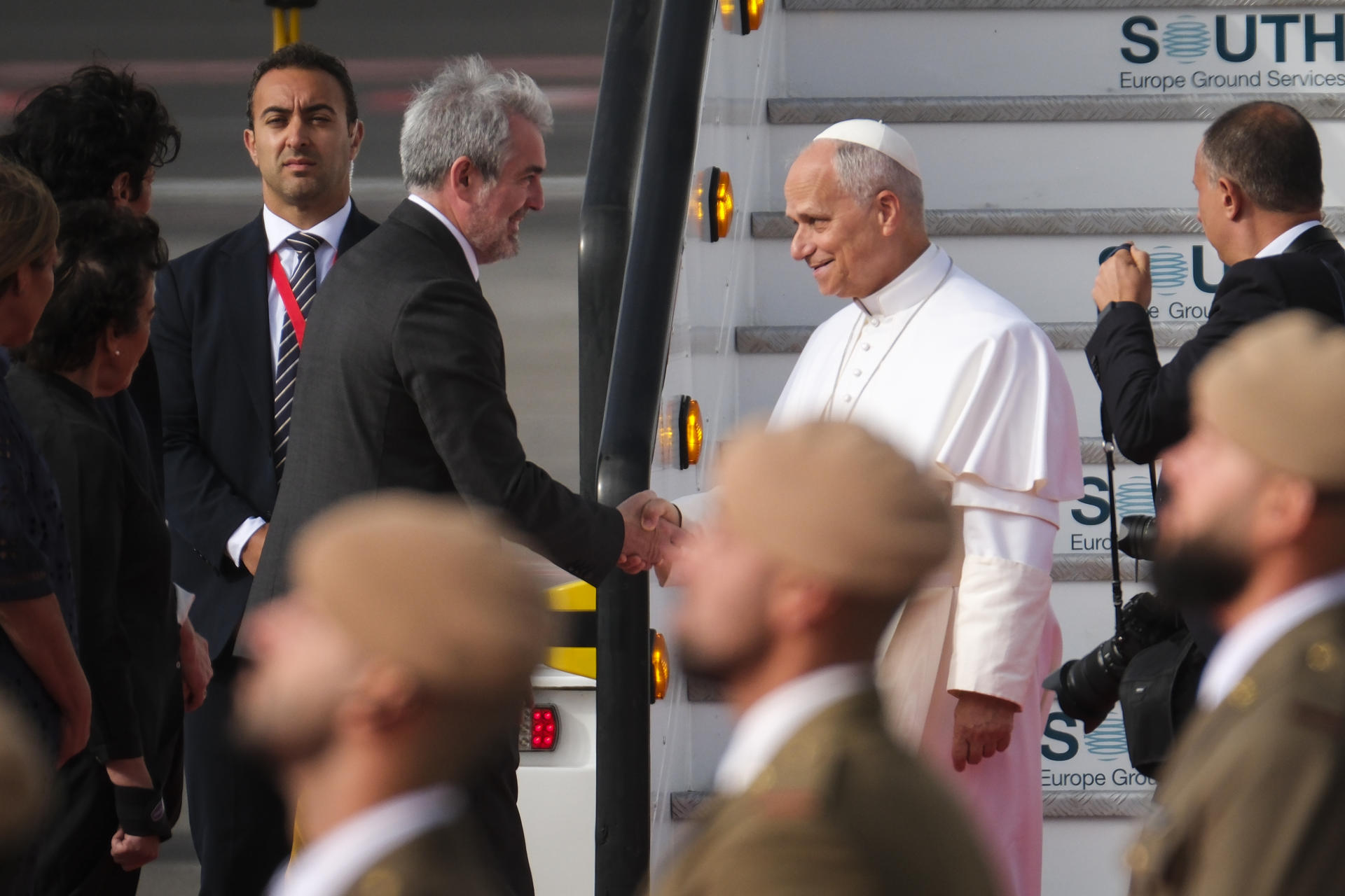 El papa es saludado por las autoridades al llegar a la isla atlántica de Tenerife este viernes, último día de la visita pastoral a España. EFE/ Alberto Valdés
