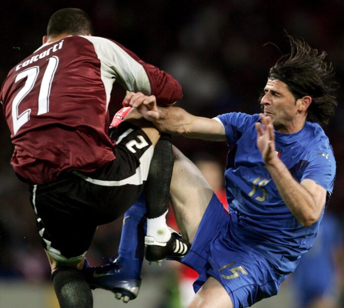 Fotografía de Daniel Dal Zennaro, en la que puede verse en una imagen de archivo del 31 de mayo de 2006 al guardameta de la selección de fútbol de Suiza, Pascal Zuberbuhler (izq.), durante un amistoso previo al Mundial de Alemania 2006. EFE
