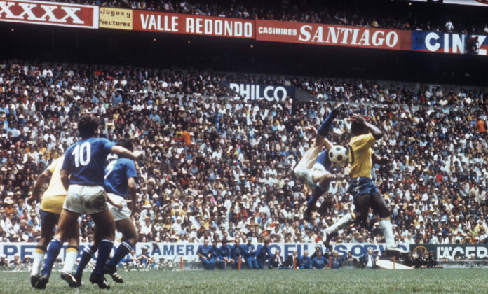 Fotografía de archivo del 21 de junio de 1970, en la que puede verse al jugador brasileño Pelé (d), durante el Mundial de México. EFE/ma

