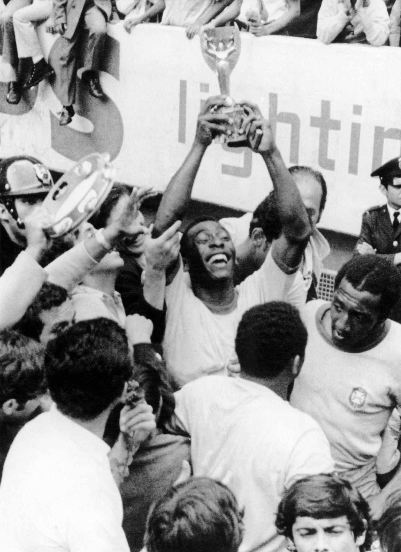 Fotografía de archivo del 21 de junio de 1970, en la que puede verse al brasileño Pelé "El Rey", con el Trofeo Jules Rimet, tras haberse proclamado su equipo campeón del mundo, en la final disputada contra Italia que ganó por 4 a1. EFE
