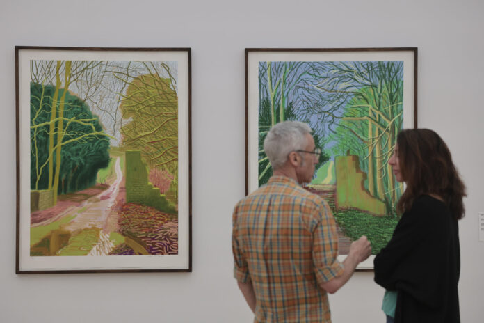 Dos visitantes ante cuadros de David Hockney en el Museo de Bellas Artes de Bilbao. EFE/Luis Tejido

