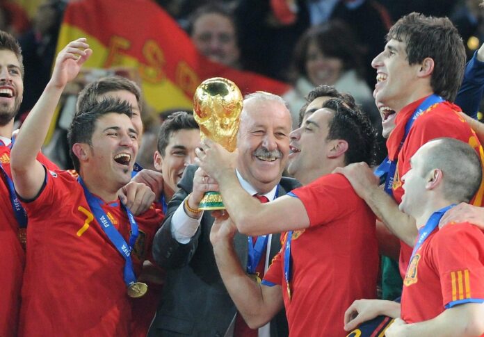 Vicente del Bosque, junto a Xavi y Villa, tras ser campeón del mundo en 2010. EFE/MARCUS BRANDT.
