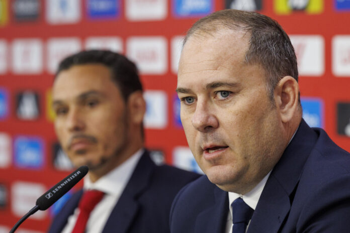 José Ignacio Navarro, y el presidente del Sevilla FC, José María del Nido Carrasco (i), durante su presentación como director deportivo del Sevilla para las tres próximas temporadas, en la que ha admitido que la 