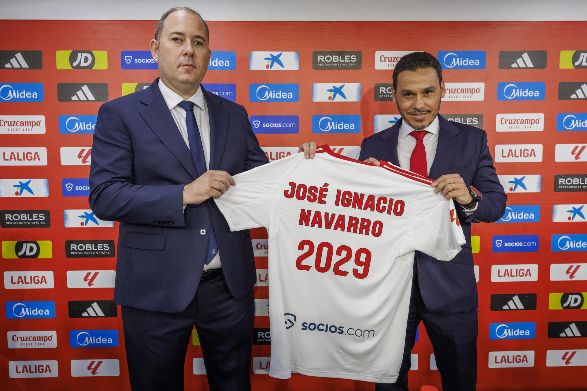 José Ignacio Navarro (i),  y el presidente del Sevilla FC, José María del Nido Carrasco,  durante su presentación como director deportivo del Sevilla para las tres próximas temporadas, en la que ha admitido que la "realidad económica y la normativa de 'fair play' financiero" de LaLiga lo llevarán a tener "dificultades para inscribir jugadores" para la próxima campaña. EFE/ Julio Muñoz
