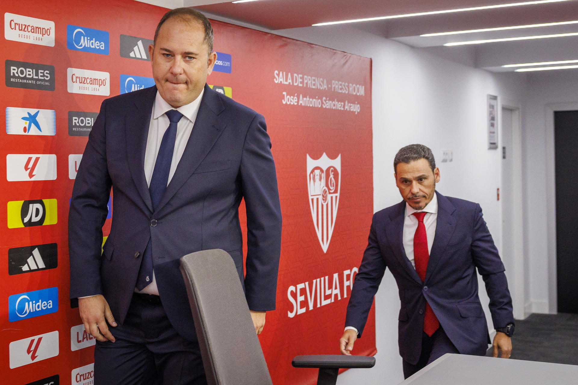 José Ignacio Navarro, y el presidente del Sevilla FC, José María del Nido Carrasco (d), durante su presentación como director deportivo del Sevilla para las tres próximas temporadas, en la que ha admitido que la "realidad económica y la normativa de 'fair play' financiero" de LaLiga lo llevarán a tener "dificultades para inscribir jugadores" para la próxima campaña. EFE/ Julio Muñoz
