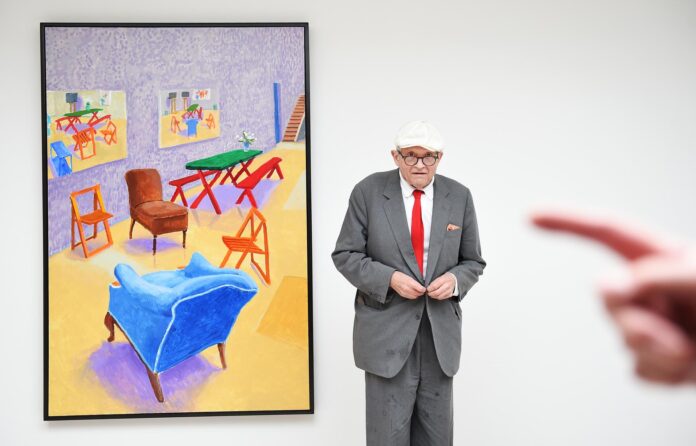 Una imagen de archivo fechada el 14 de mayo de 2015 (reeditada el 12 de junio de 2026) muestra al artista británico David Hockney posando en la exposición de sus nuevas obras 'Pintura y fotografía' en la galería Annely Juda Fine Art en Londres, Reino Unido. David Hockney falleció a los 88 años, el 11 de junio de 2026. EFE/EPA/ANDY RAIN
