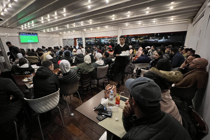 Fotografía de Mohamed Siali, en la que puede verse en una imagen de archivo del 29 de marzo de 2022 a marroquíes viendo un partido de fútbol por televisión en un café de la ciudad de Salé (vecina de Rabat). EFE
