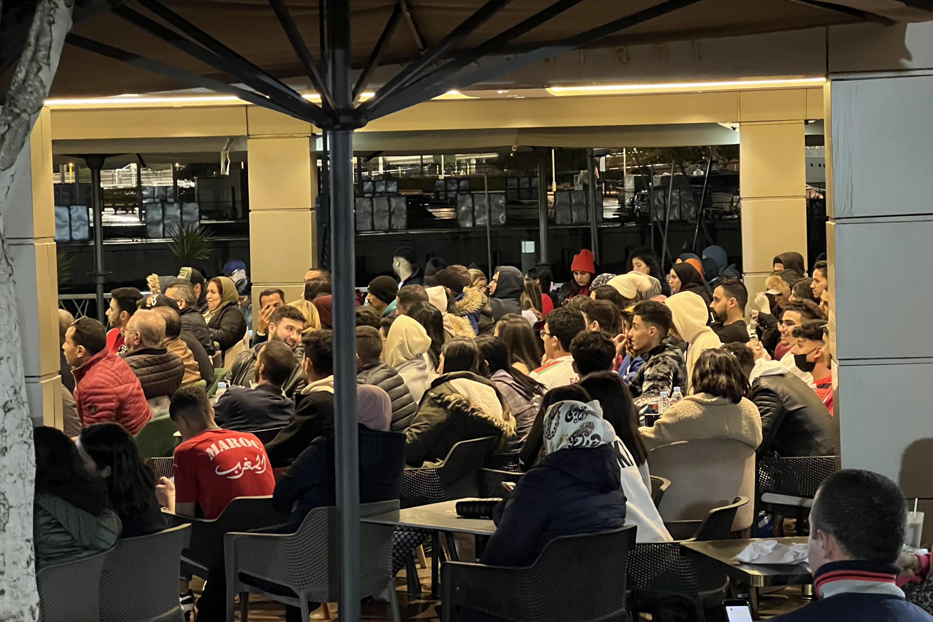 Fotografía de Mohamed Siali, en la que puede verse en una imagen de archivo del 29 de marzo de 2022 a marroquíes viendo un partido de fútbol por televisión en un café de Salé (vecina de Rabat). EFE