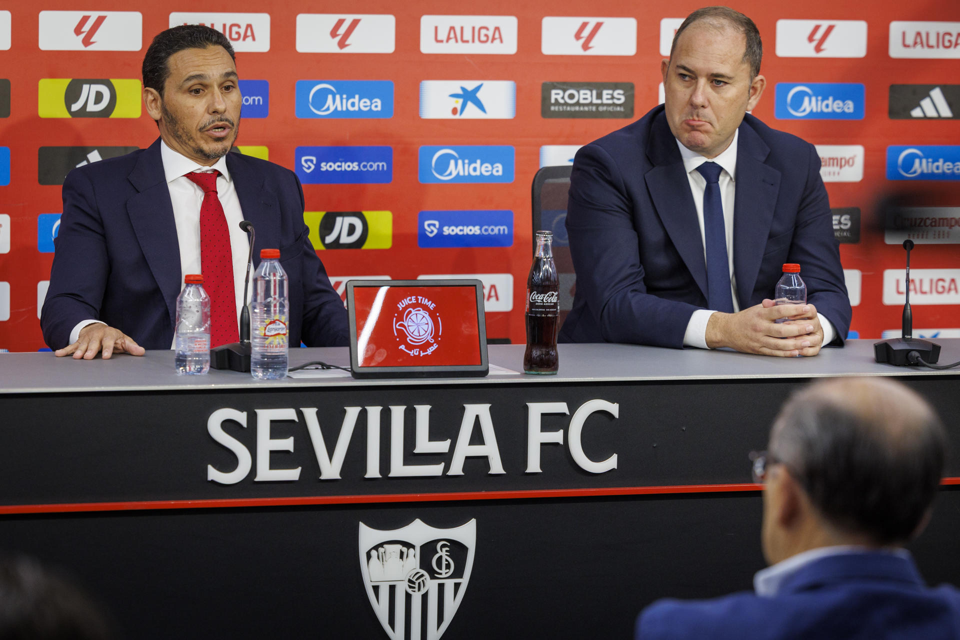El presidente del Sevilla, José María del Nido Carrasco, ha admitido en rueda de prensa ofrecida para presentar al nuevo director deportivo del club, Jose Ignacio Navarro (d), que se ha "planteado 700 millones de veces" dimitir de su cargo porque "no es agradable recibir amenazas de muerte por teléfono o desde un coche aparcado" en la puerta de su casa. EFE/ Julio Muñoz