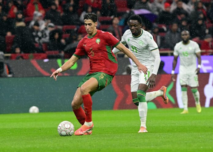 El jugador de Marrueos Nayef Aguerd (I) en una imagen de archivo en un partido con su selección. EFE/EPA/JALAL MORCHIDI
