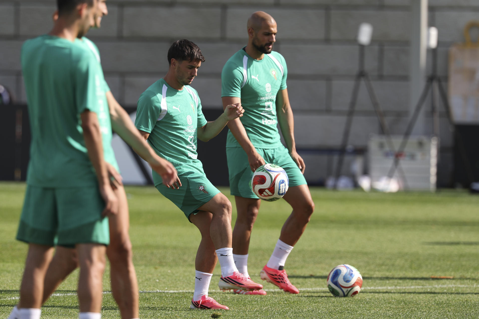 Brahim Díaz (c), de Marruecos, participa en un entrenamiento en el centro de entrenamiento The Pingry School este jueves en Basking Rige en New Jersey (EE.UU.). EFE/ Sebastiao Moreira
