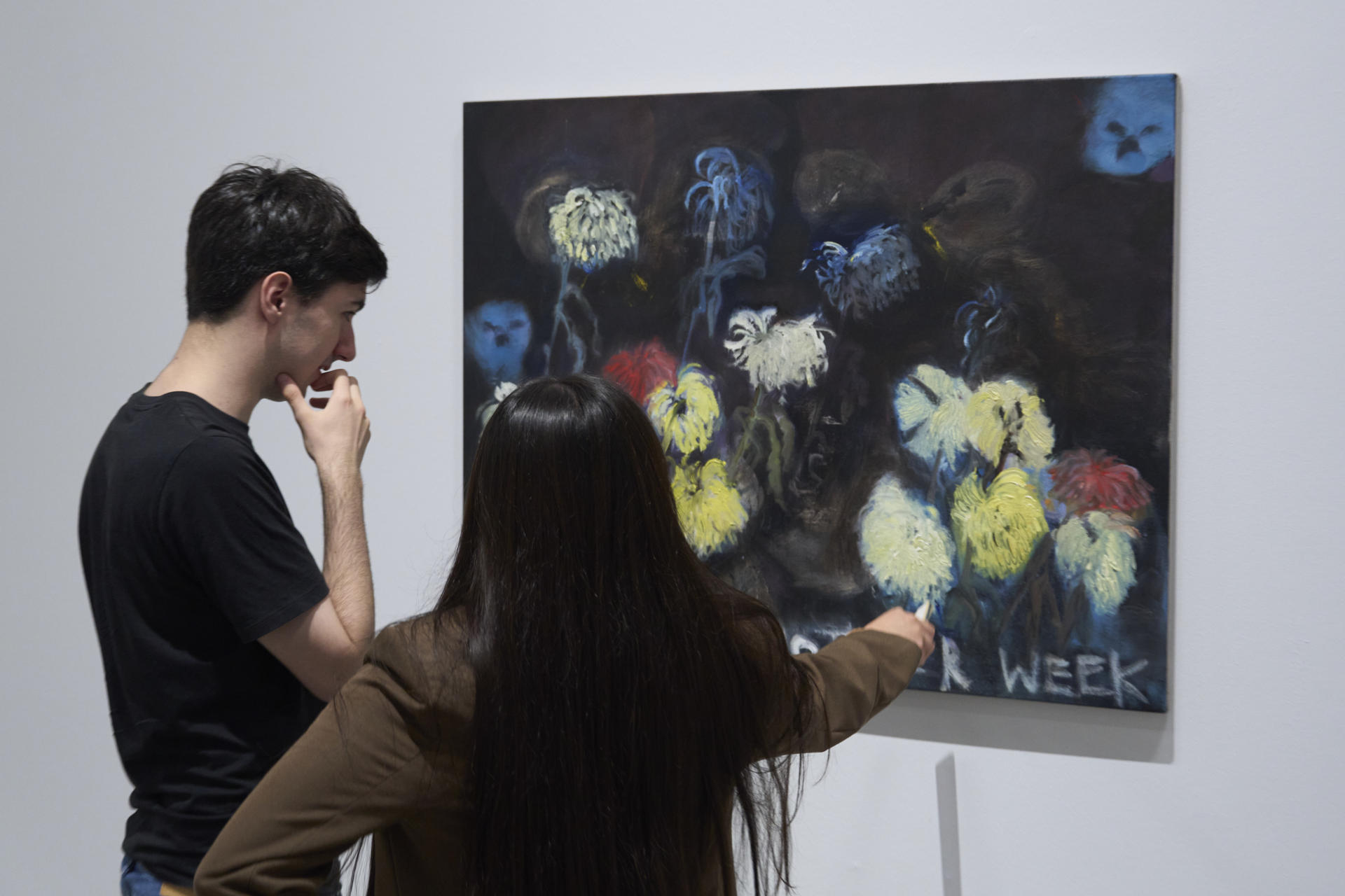 Dos personas comentan una obra de la artista palestina y británica Rosalind Nashashibi sobre el horror de la ocupación israelí de Gaza en la ciudad española de Vitoria. EFE/ Adrián Ruiz Hierro