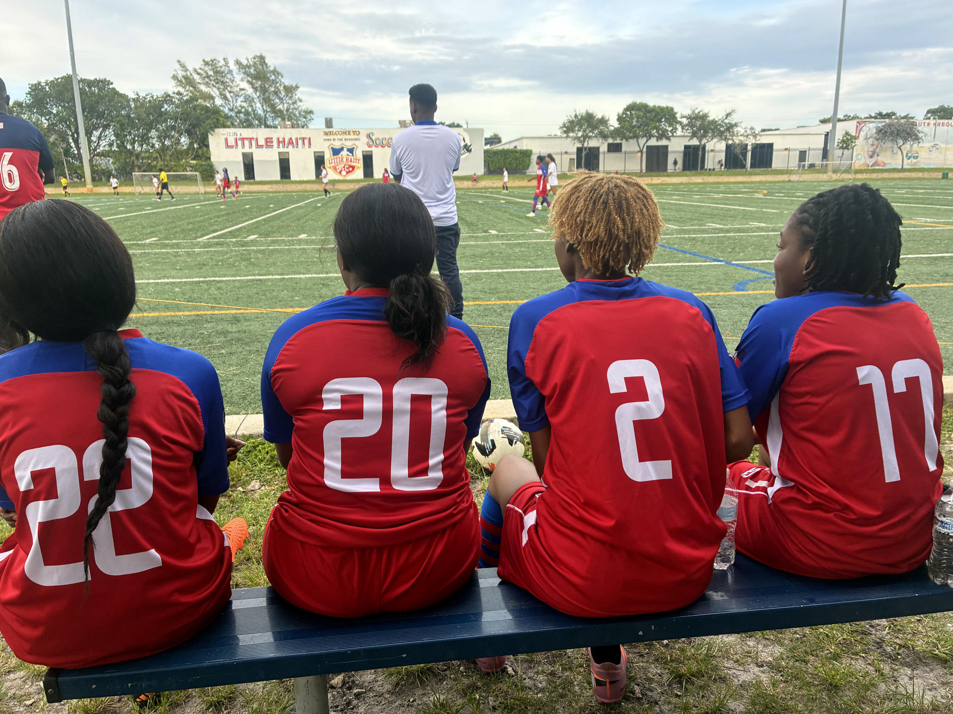 Un grupo de grupo de chicas del equipo de fútbol Little Haiti Soccer FC observan durante un entrenamiento realizado el 10 de junio en un campo del barrio de Little Haiti en Miami, Florida (EE.UU.). EFE/Hugo Barcia

