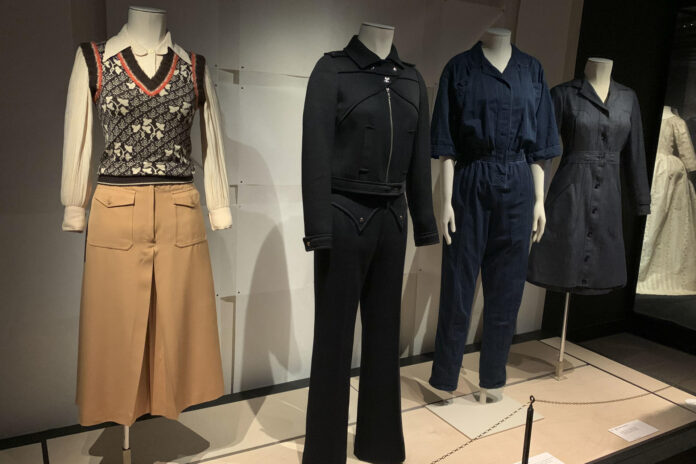 El minimalismo es una de las principales tendencias que dominan actualmente el mundo de la moda. Pero ¿de dónde viene esta forma de vestir? A esa pregunta responde la última exposición del Museo de la Moda y Encaje de Bruselas, que estará abierta al público a partir de este viernes. EFE/Olatz Castrillo
