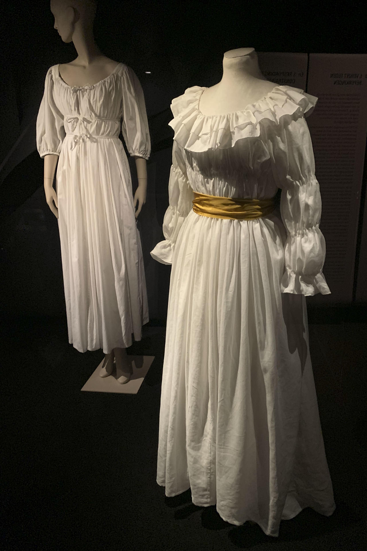 El minimalismo es una de las principales tendencias que dominan actualmente el mundo de la moda. Pero ¿de dónde viene esta forma de vestir? A esa pregunta responde la última exposición del Museo de la Moda y Encaje de Bruselas, que estará abierta al público a partir de este viernes. EFE/Olatz Castrillo