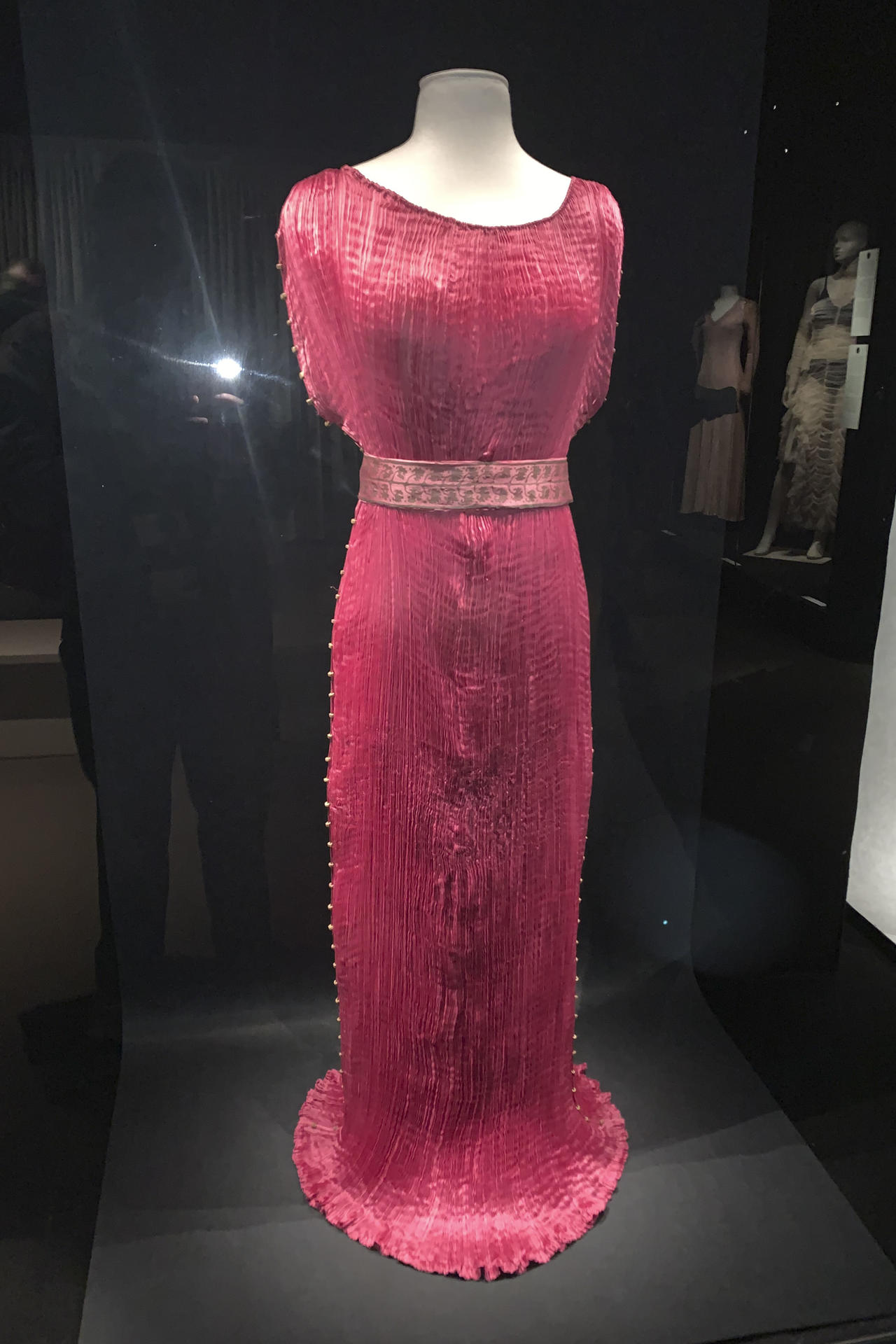 Vestido 'Delphos', del creador español Mariano Fortuny y su mujer Henriette Negrin, una túnica plisada de seda inspirada en la túnica de la escultura El auriga de Delphos, que se descubrió en 1896. El minimalismo es una de las principales tendencias que dominan actualmente el mundo de la moda. Pero ¿de dónde viene esta forma de vestir? A esa pregunta responde la última exposición del Museo de la Moda y Encaje de Bruselas, que estará abierta al público a partir de este viernes. EFE/Olatz Castrillo