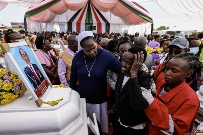 Familiares y amigos lloran durante el funeral de las 16 alumnas fallecidas en el incendio de un internado de la Academia Femenina Utumishi, en el Estadio Gilgil en Nakuru, Kenia, el 12 de junio de 2026. EFE/EPA/DANIEL IRUNGU
