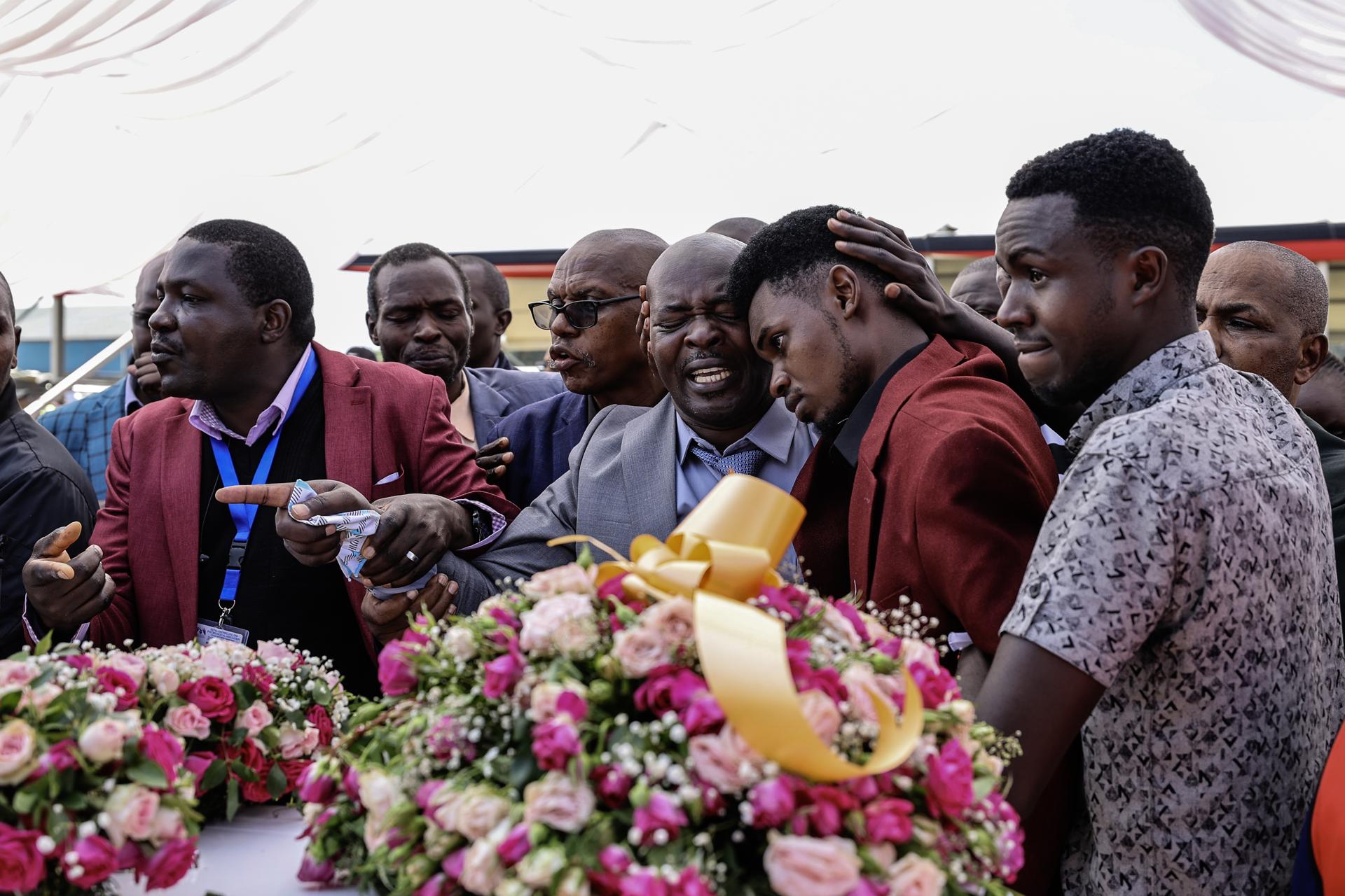 Familiares y amigos lloran durante el funeral de las 16 alumnas fallecidas en el incendio de un internado de la Academia Femenina Utumishi, en el Estadio Gilgil en Nakuru, Kenia, el 12 de junio de 2026. EFE/EPA/DANIEL IRUNGU
