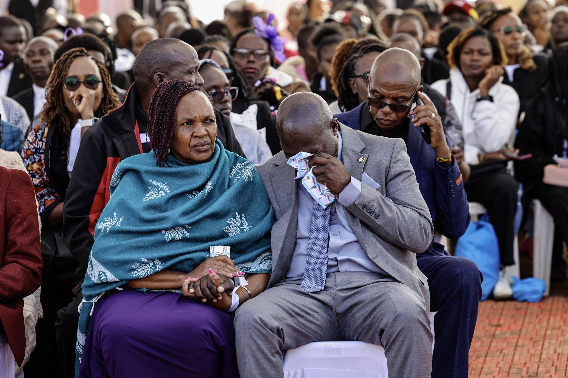 Familiares y amigos lloran durante el funeral de las 16 alumnas fallecidas en el incendio de un internado de la Academia Femenina Utumishi, en el Estadio Gilgil en Nakuru, Kenia, el 12 de junio de 2026. EFE/EPA/DANIEL IRUNGU
