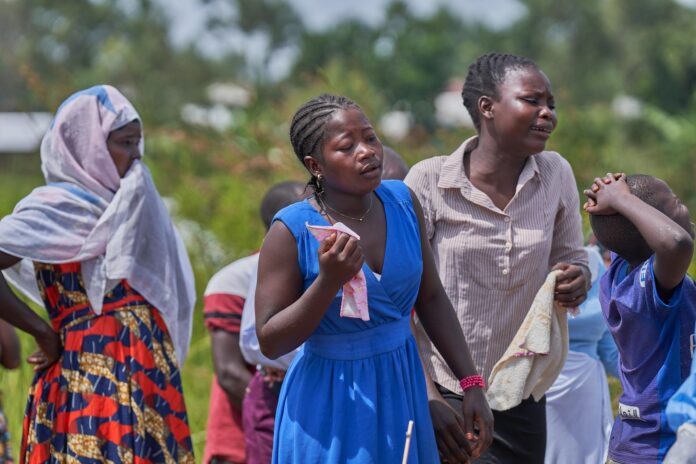 Asistentes a los funerales de familiares fallecidos por ébola en Rwanpara, Ituri, República Democrática del Congo, 09 de junio de 2026. 
 EFE/EPA/DIEUDONNE DIROLE
