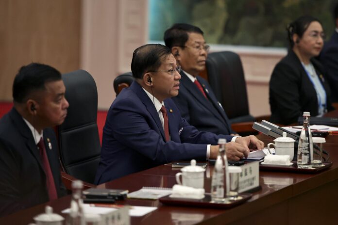 Imagen de archivo del lider golpista de Birmania, el general Min Aung Hlaing (C), asiste a una reunión bilateral con el presidente de China, Xi Jinping, previa a la Cumbre de la Organización de Cooperación de Shanghái (OCS) de 2025, en la Casa de Huéspedes de Tianjin, China, el 30 de agosto de 2025. 
EFE/EPA/ANDRES MARTINEZ CASARES / POOL
