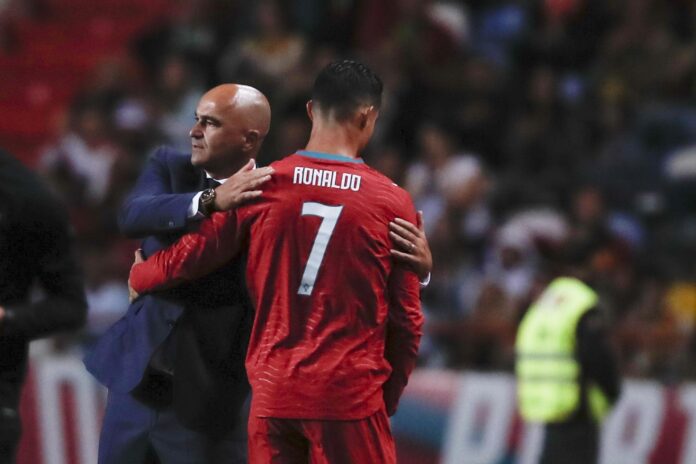 El internacional portugués Cristiano Ronaldo (d) saluda al seleccionador nacional, el español Roberto Martínez, durante el amistoso disputado el pasado 10 de junio. EFE/PAULO CUNHA
