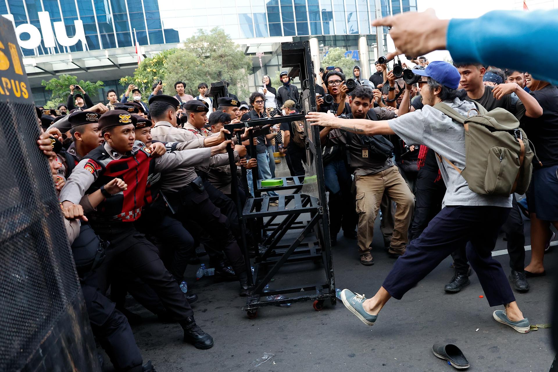 YAKARTA (Indonesia), 12/06/2026.- Estudiantes se enfrentan a agentes de policía durante una protesta en Yakarta, Indonesia, el 12 de junio de 2026.
EFE/EPA/MAST IRHAM
