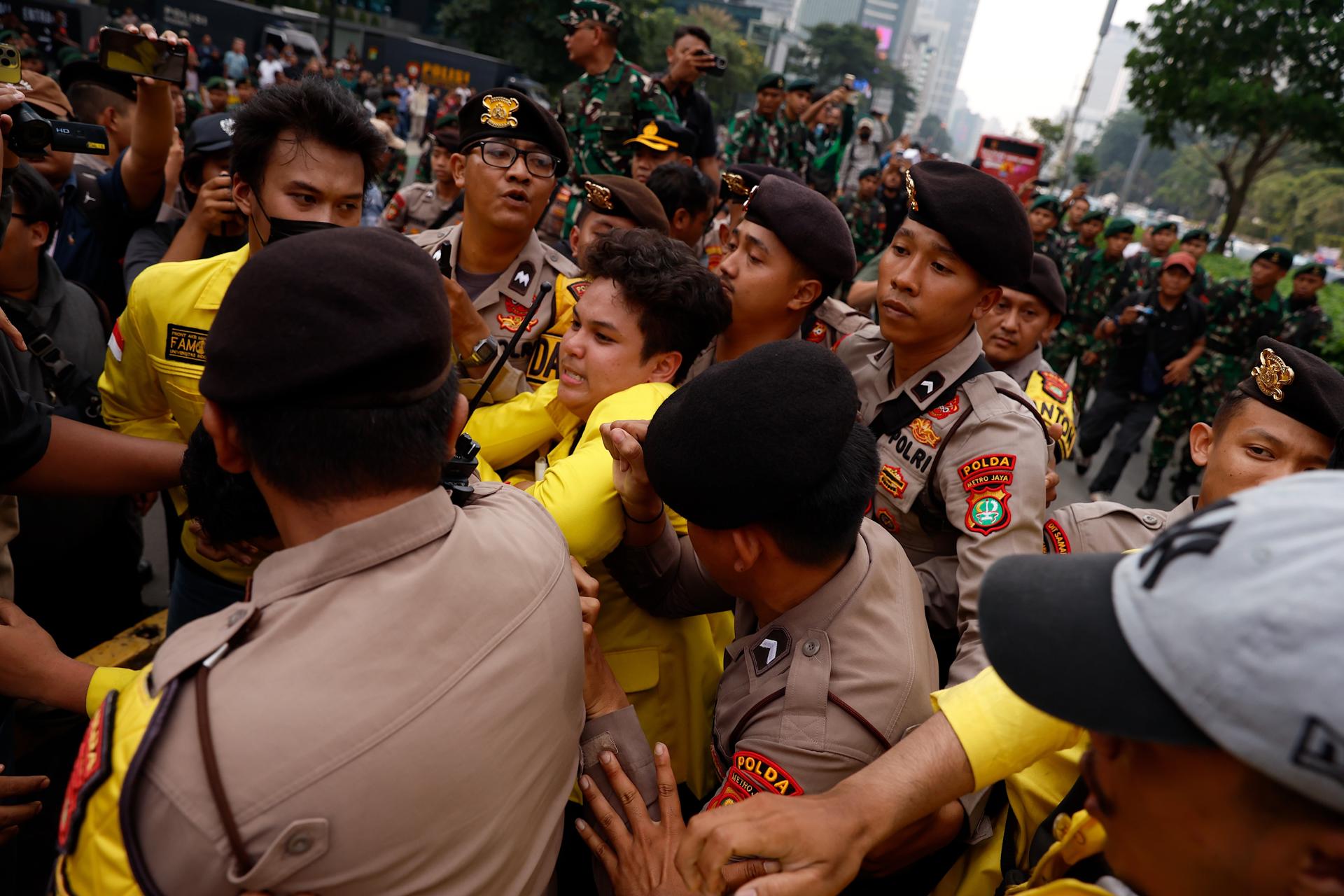 YAKARTA (Indonesia), 12/06/2026.- Estudiantes se enfrentan a la policía durante una protesta en Yakarta, Indonesia, el 12 de junio de 2026. 
EFE/EPA/MAST IRHAM
