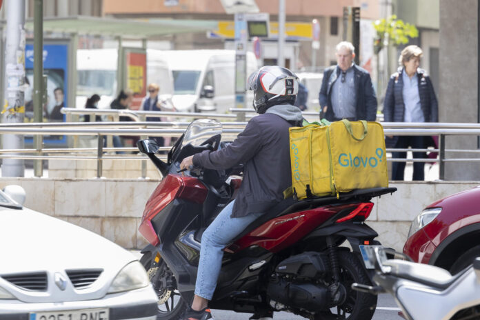 Imagen de archivo de un repartidor de Glovo en Las Palmas de Gran Canaria. EFE/Quique Curbelo
