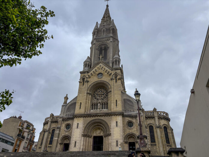 En la imagen, fachada de la iglesia decimonónica en la que han anidado dichas aves, en el barrio parisino de Ménilmontant. EFE/ Pol Lloberas Cardona
